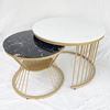 Bàn sofa tròn mặt đá trắng đen khung màu vàng TT68165
