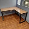 Bàn chữ L 140x140cm gỗ Plywood vân sồi chân sắt hệ Kconcept HBKC038