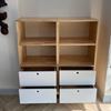 Kệ sách trang trí gỗ cao su 3 tầng 2 hộc kéo KS68057
