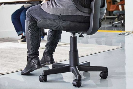 Hướng dẫn cách hạ thấp ghế xoay xuống an toàn, đúng cách