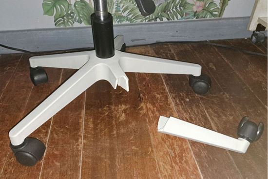 Hướng dẫn cách thay chân ghế xoay văn phòng bị gãy